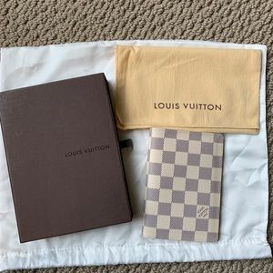Louis vuitton passport holder